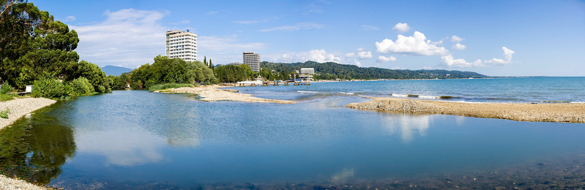 Река Беслетка (Басла) впадает в Чёрное море в городе Сухум