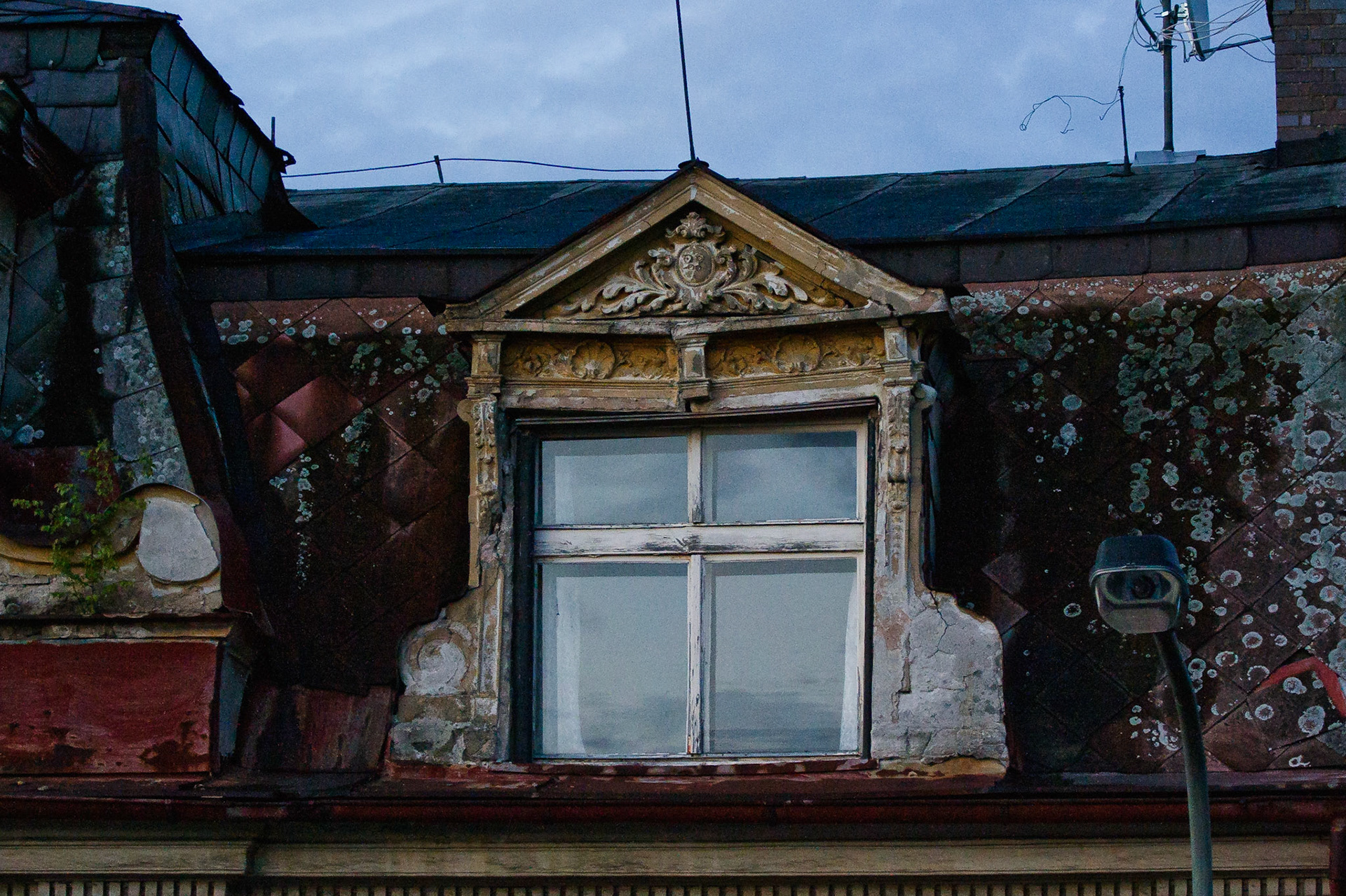 мансардное окно в жилом доме Карловых Вар