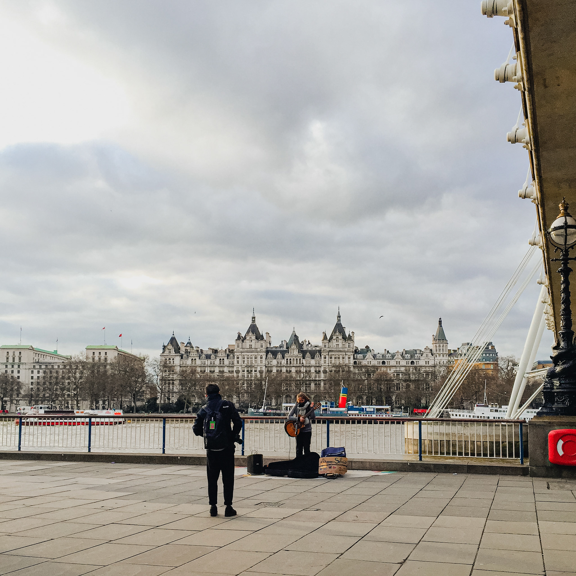 STREET VIEW ALONG RIVER THAMES