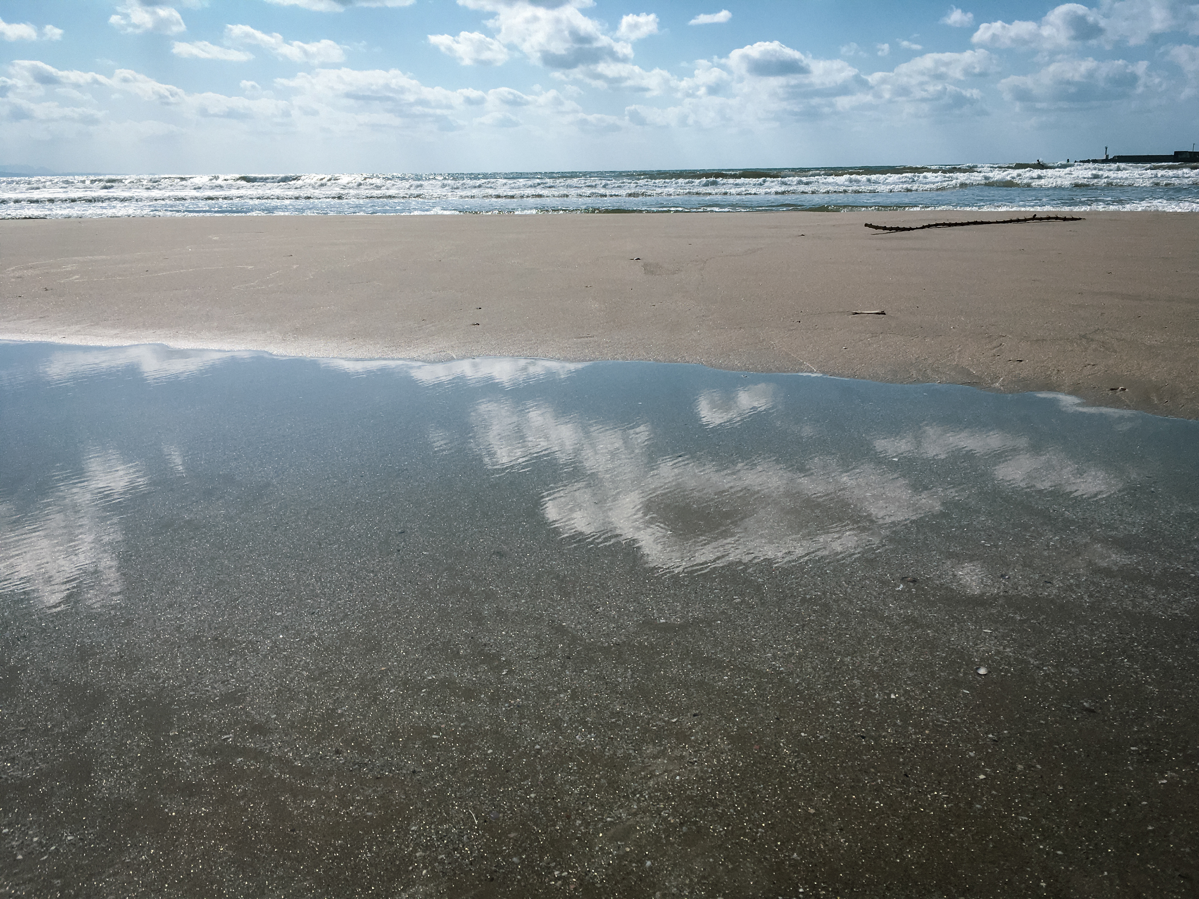 Tidal pool and waves in daylight. ©︎2020 Yamada Yuko.