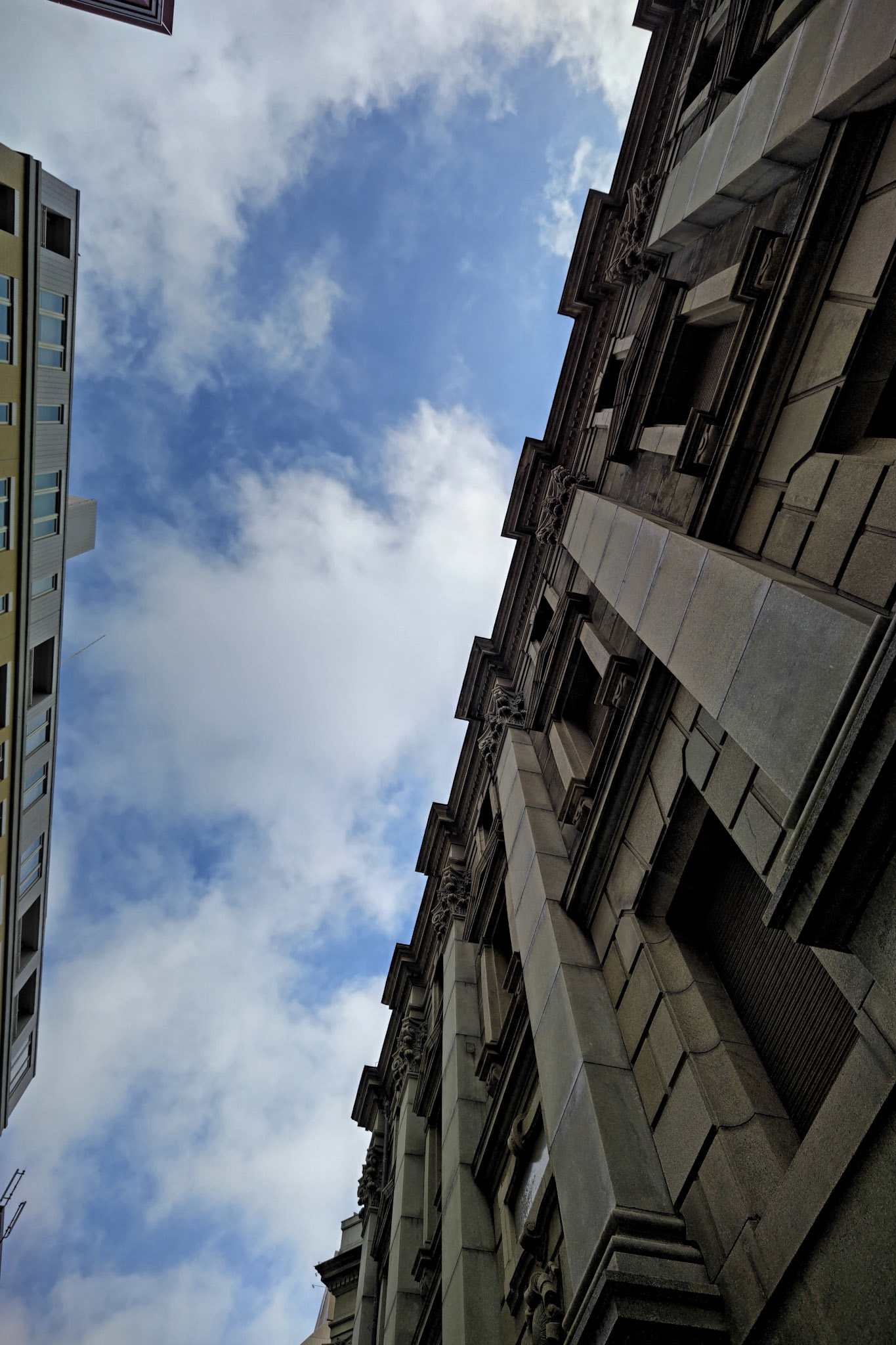 空を見上げる
