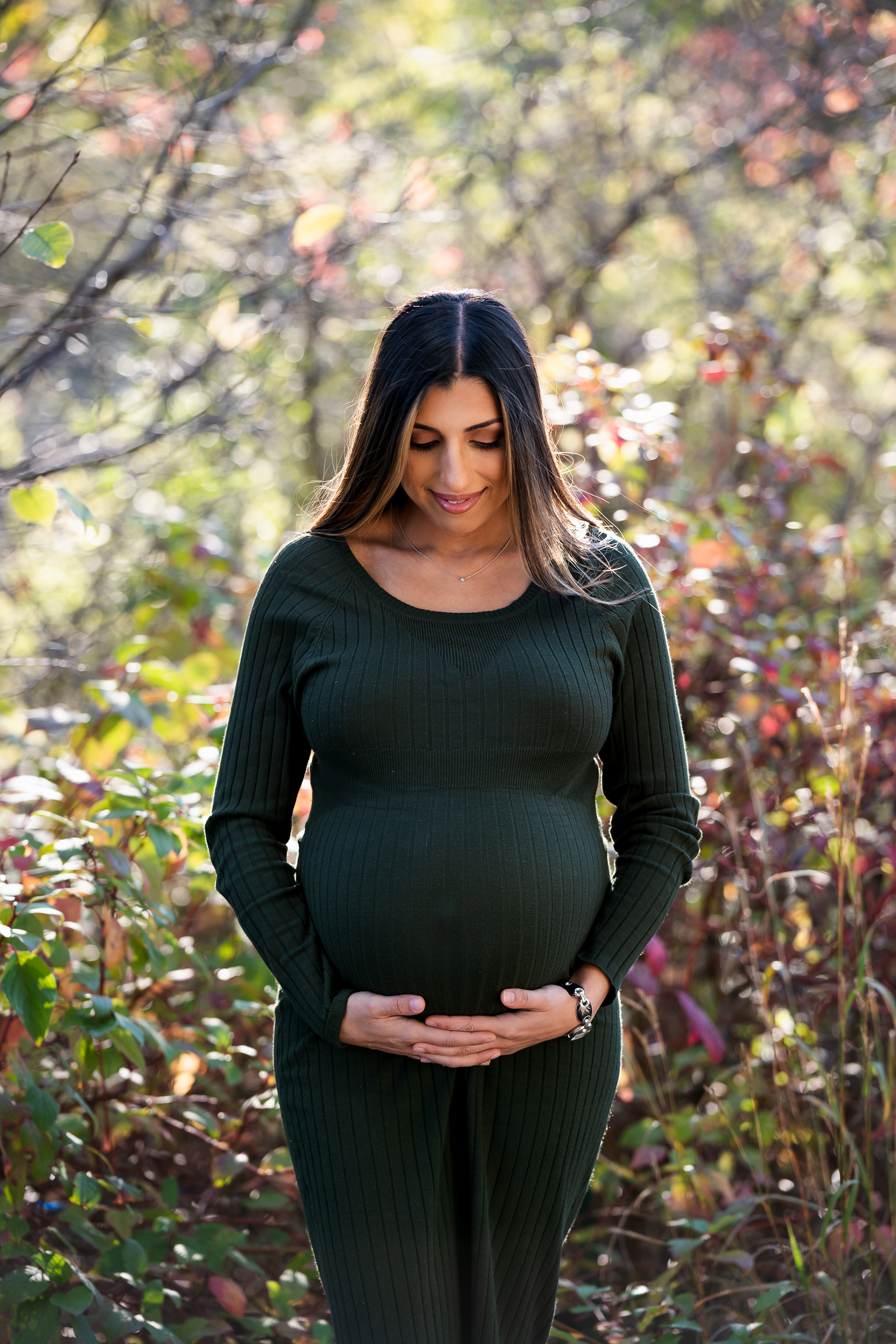 Séance maternité dans les couleurs de l'automne au Parc des Rapides près de Montréal.