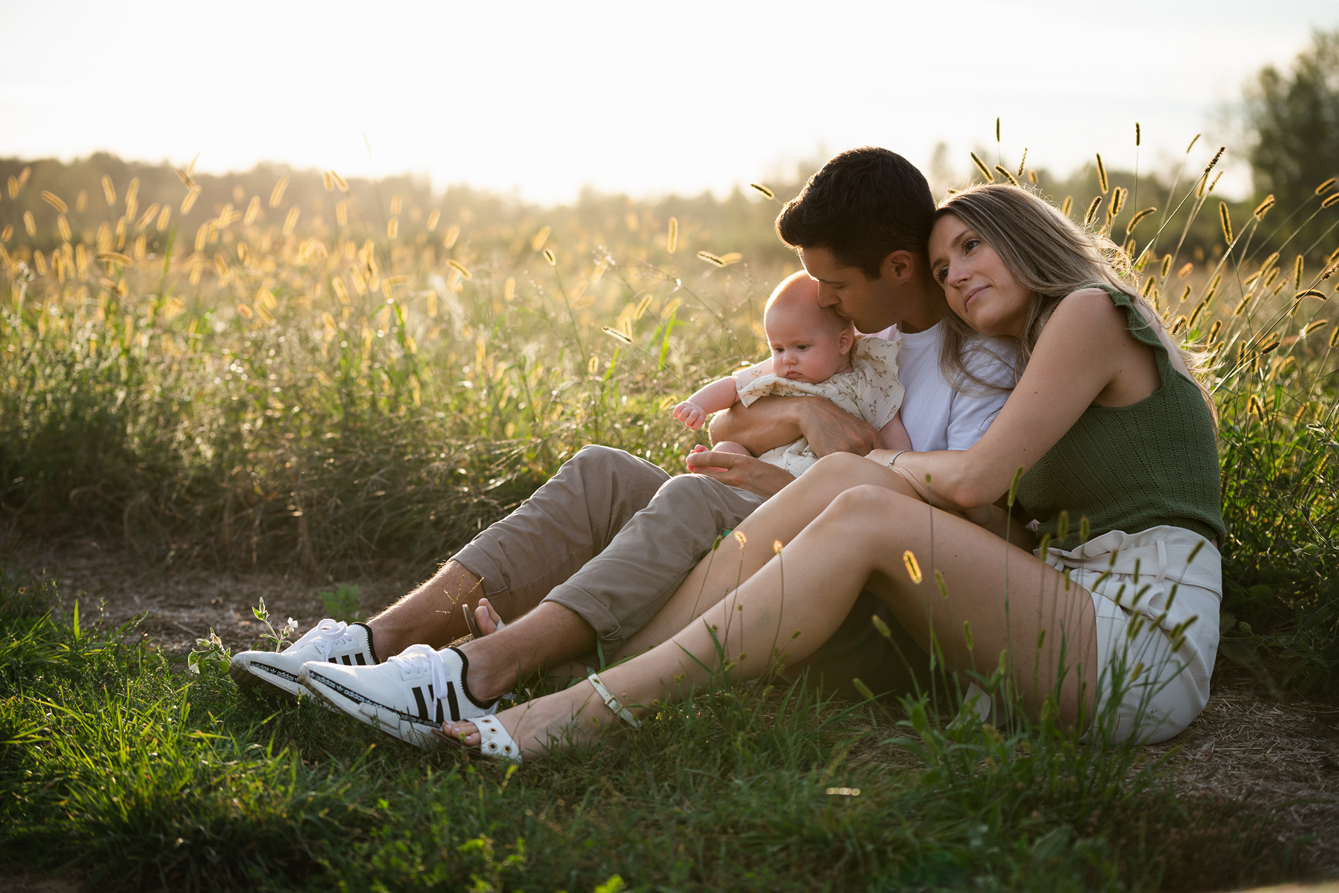 Photographie de famille dans un champ au coucher du soleil sur la Rive-Sud de Montréal.