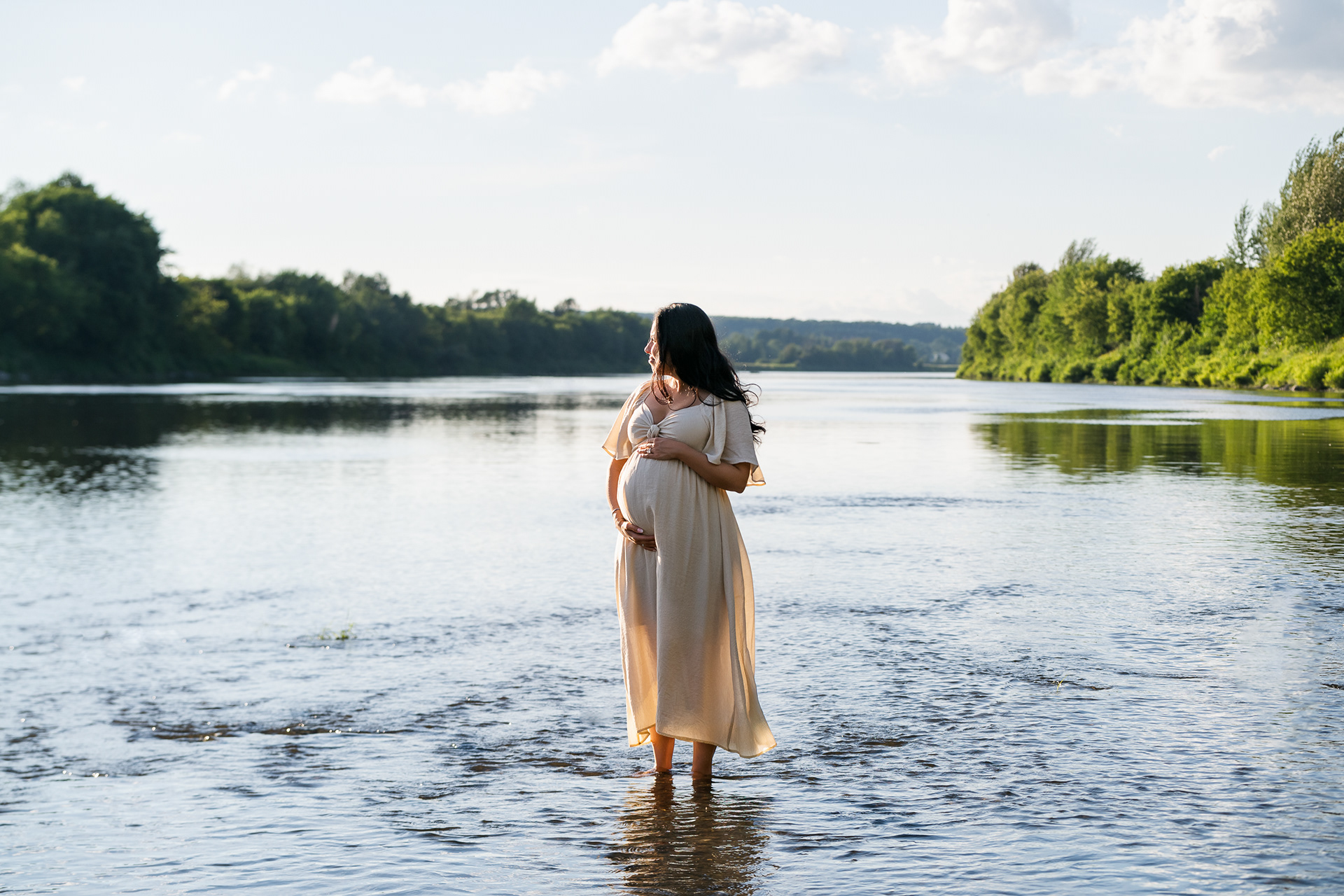 Session photo de grossesse au bord de l'eau à Sainte-Marie de Beauce.