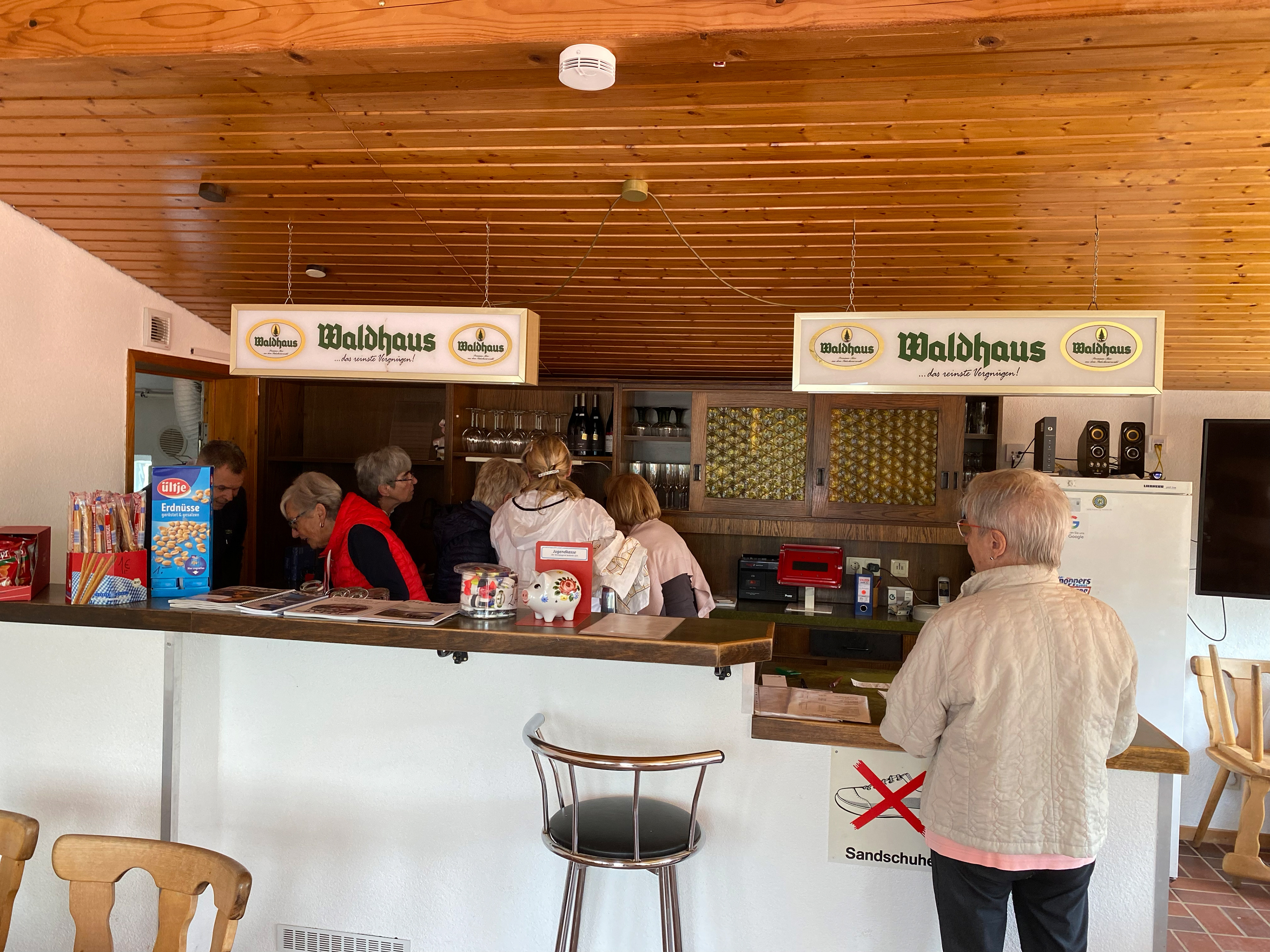 Trubel hinter der Theke