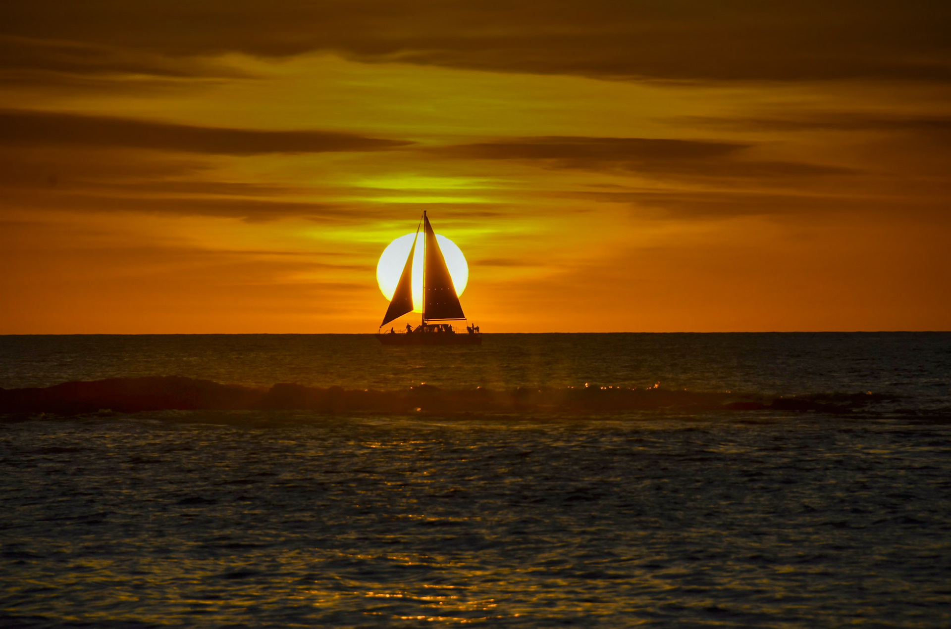 Sailing @ Sunset off Mauna Kea beach - Hawaii