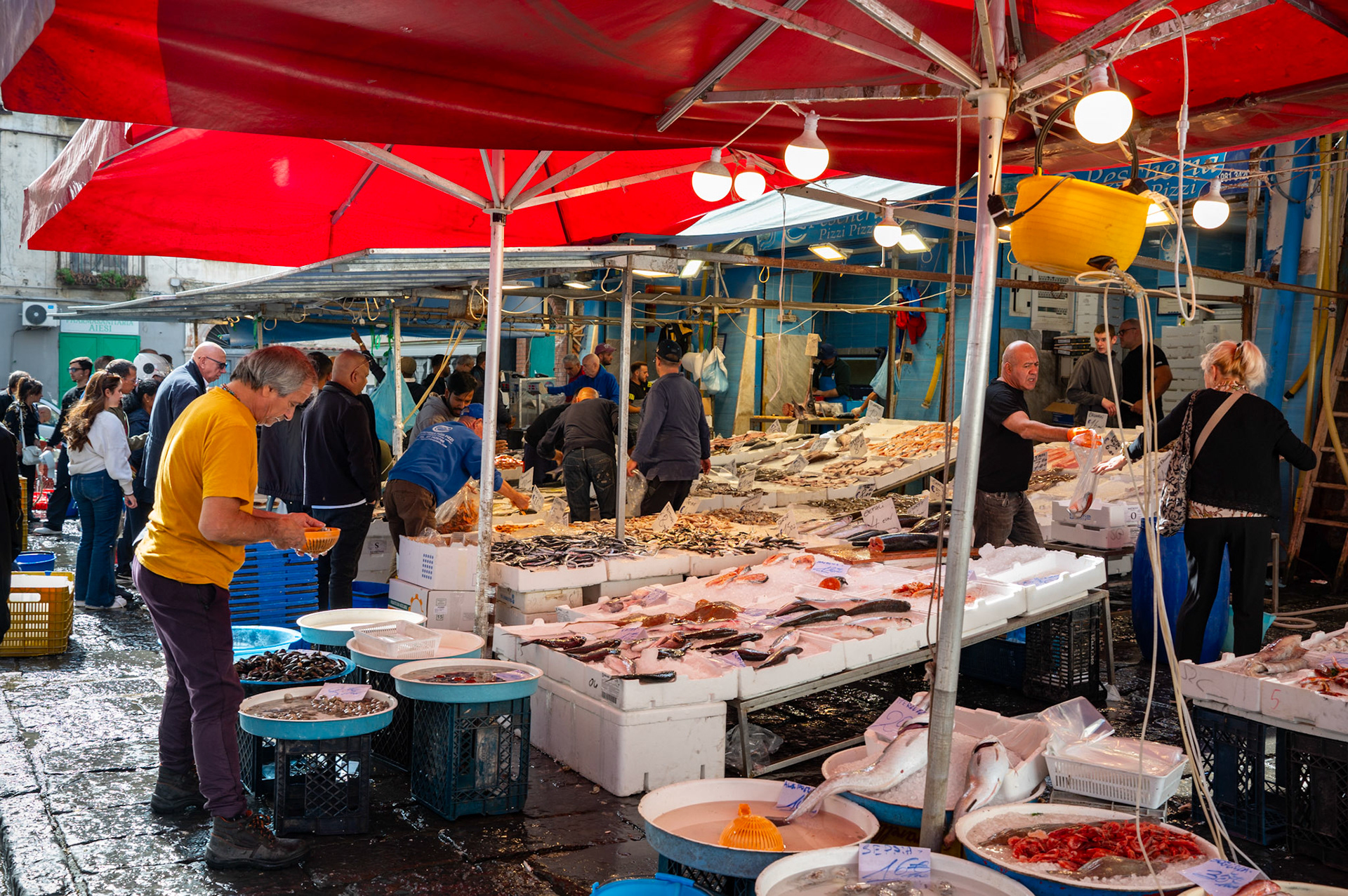 Fishmonger @ Street market in Napoli Italy