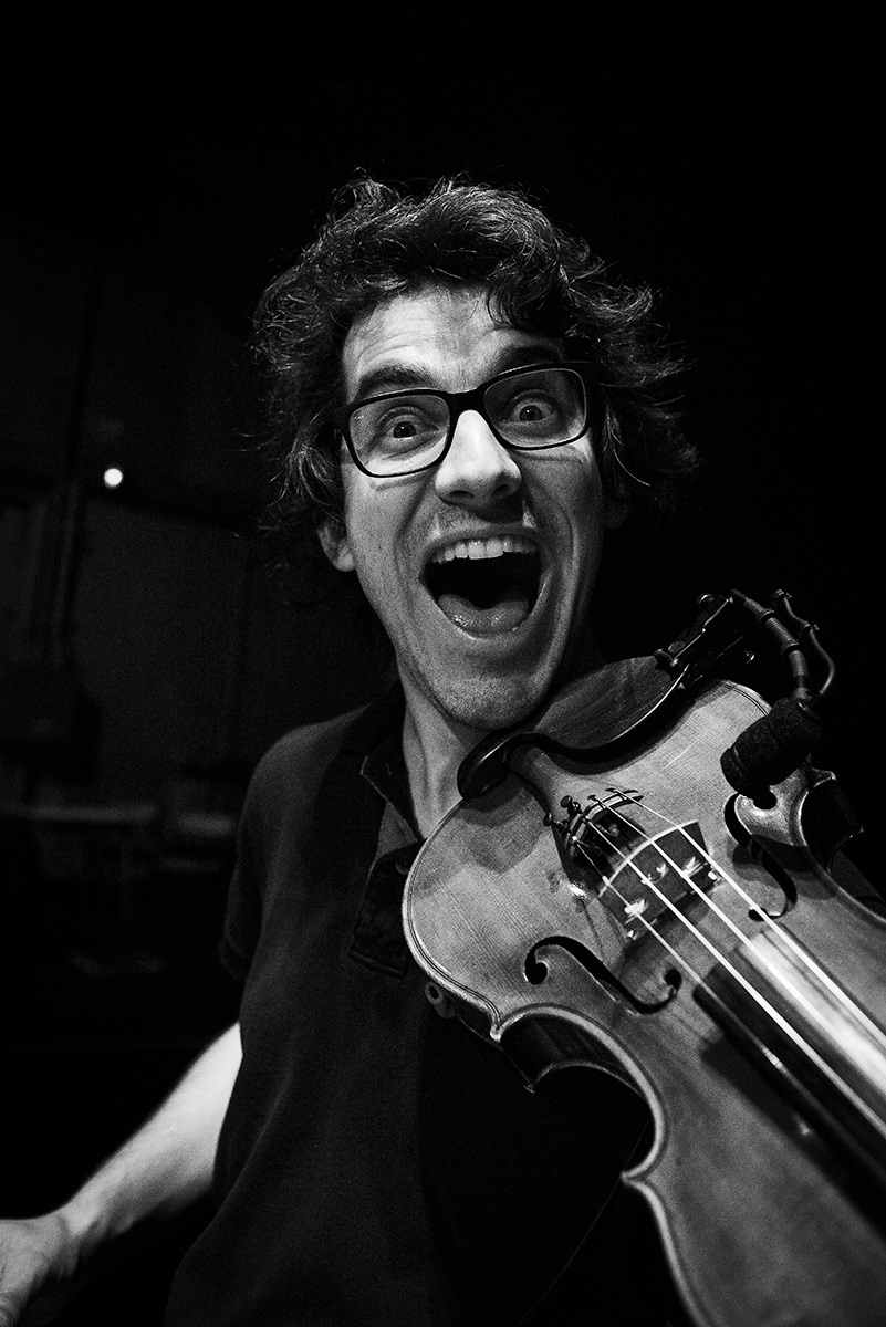 Izsák, violinist