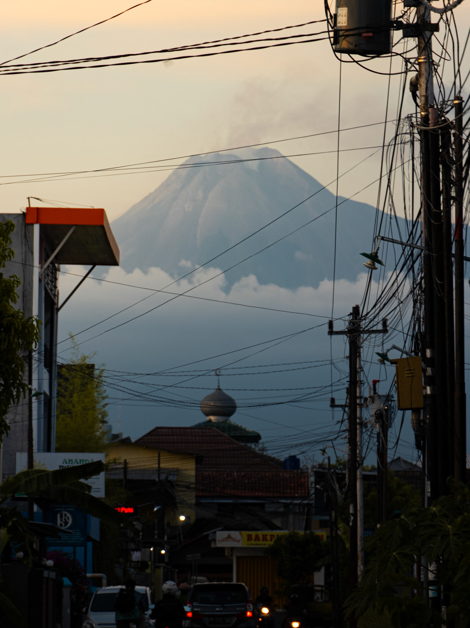 Merapi Sore dari Permukiman di Sleman