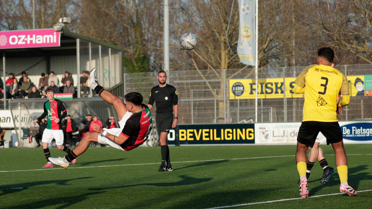 - als een duveltje uit een doosje scoort met een katachtige omhaal