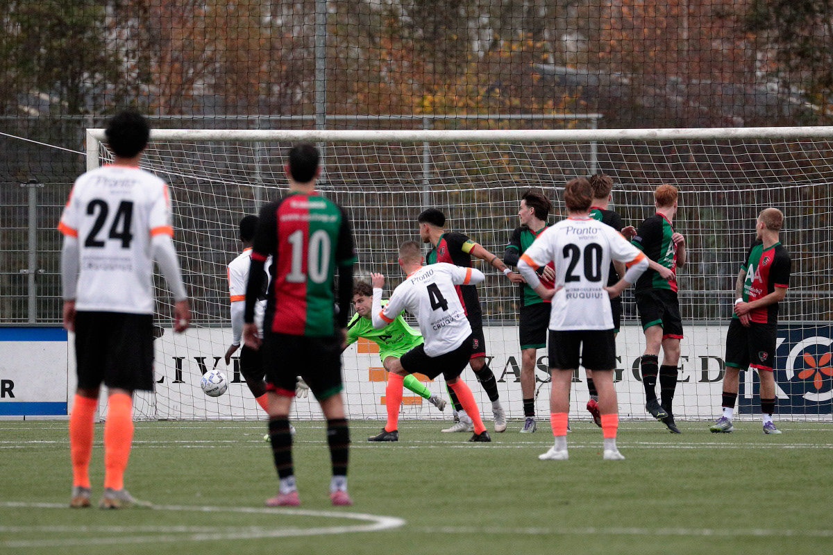 vrije trap volgt met doelman Doezeman 'koud' in het veld