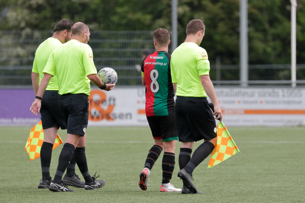 rust, Vreekamp haalt ongetwijfeld verhaal naar aanleiding van overtreding voorafgaand aan het 2e doelpunt van Jos W