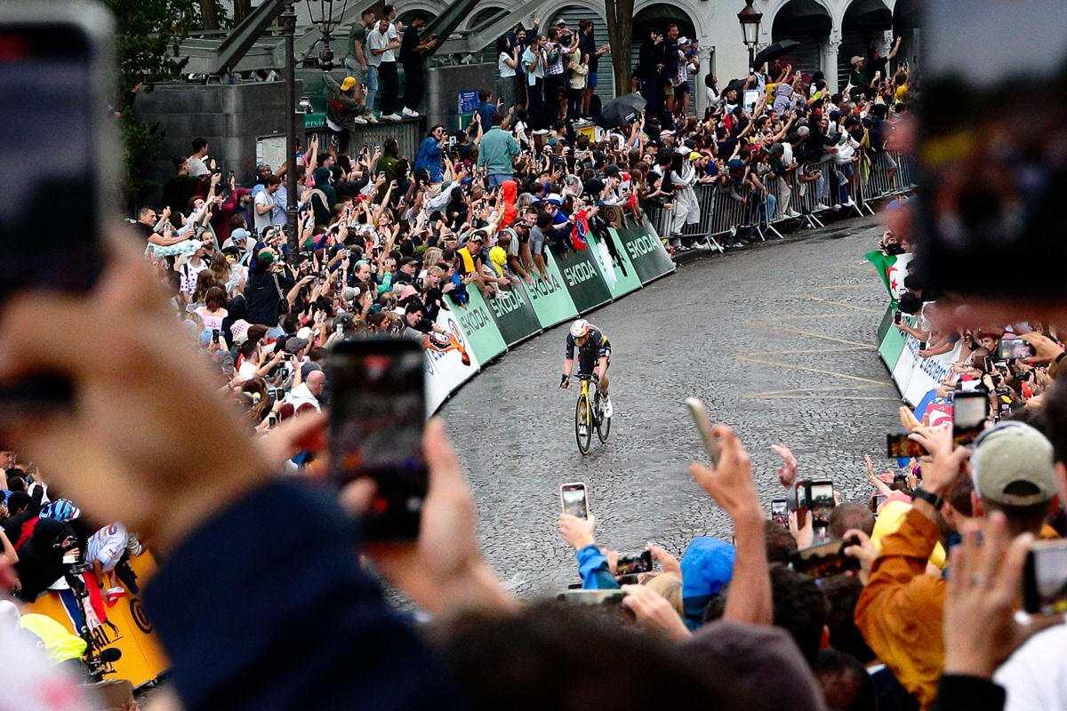 zoals verwacht heeft Van Aert op de derde beklimming de aanval geopend en  heeft een gat geslagen