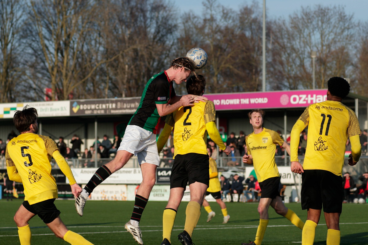 Mol sterk in de lucht kopt op de vrijstaande Rifai die -