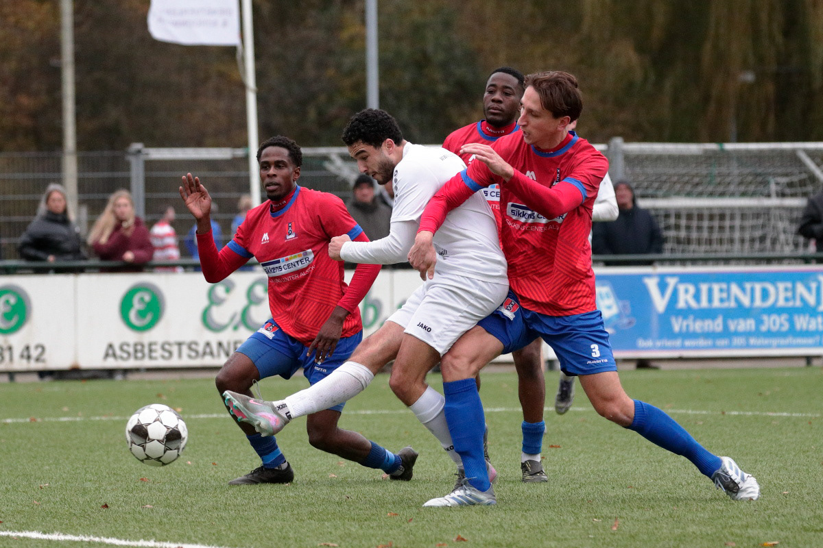 Ahamout schiet raak nadat Aalsmeer voetballend de defensie van de thuisploeg heeft gekraakt