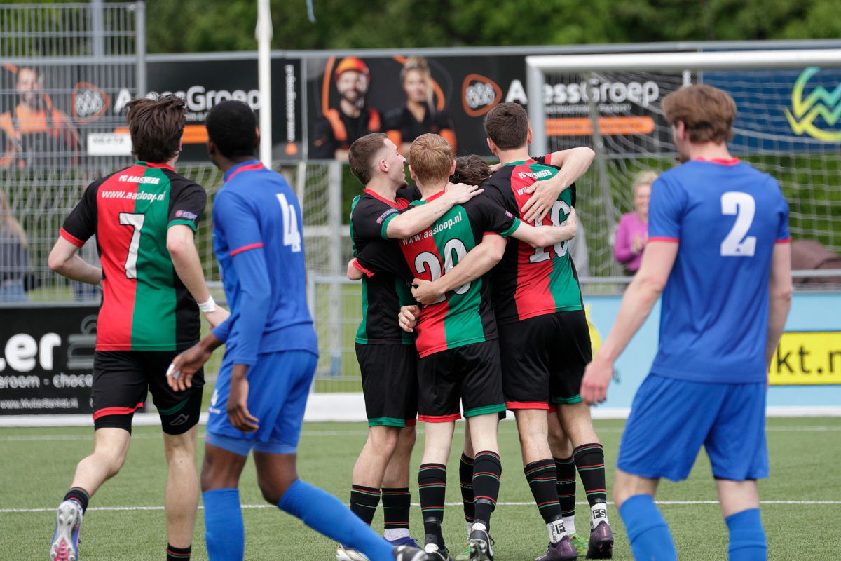 in de rebound staat vd Boogaard op de goed plek en kopt raak, 3-2