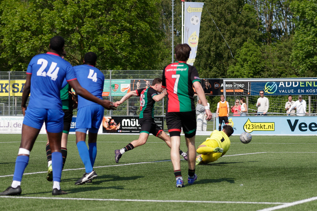 die Macrander kwijt is en uithaalt