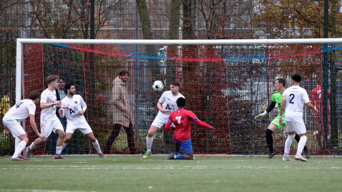 Lang duurt de voorsprong echter niet, in de slotseconden van de 1e helft maakt Fazili de gelijkmaker