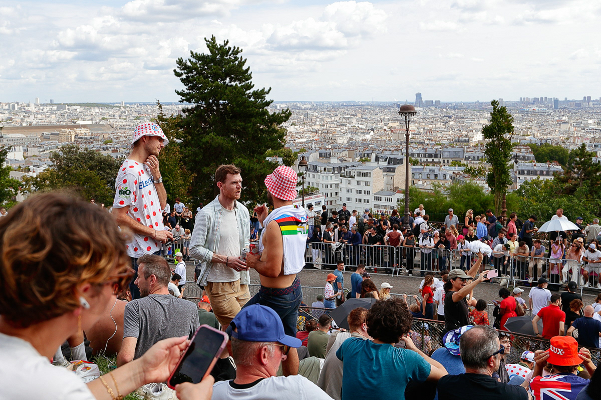 onder de Sacre Coeur is het wachten op de eerste doorkomst