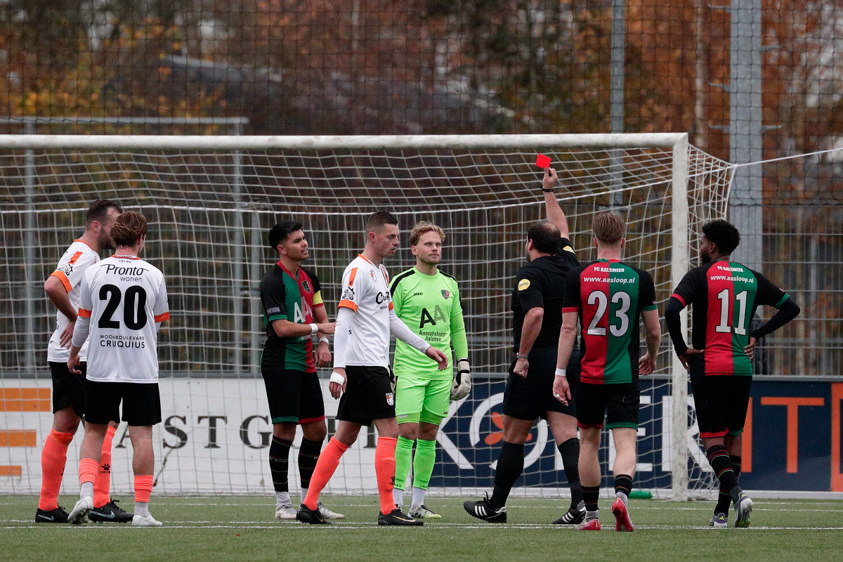 rood voor Aalsmeer doelman Haggerty voor hands buiten de 16