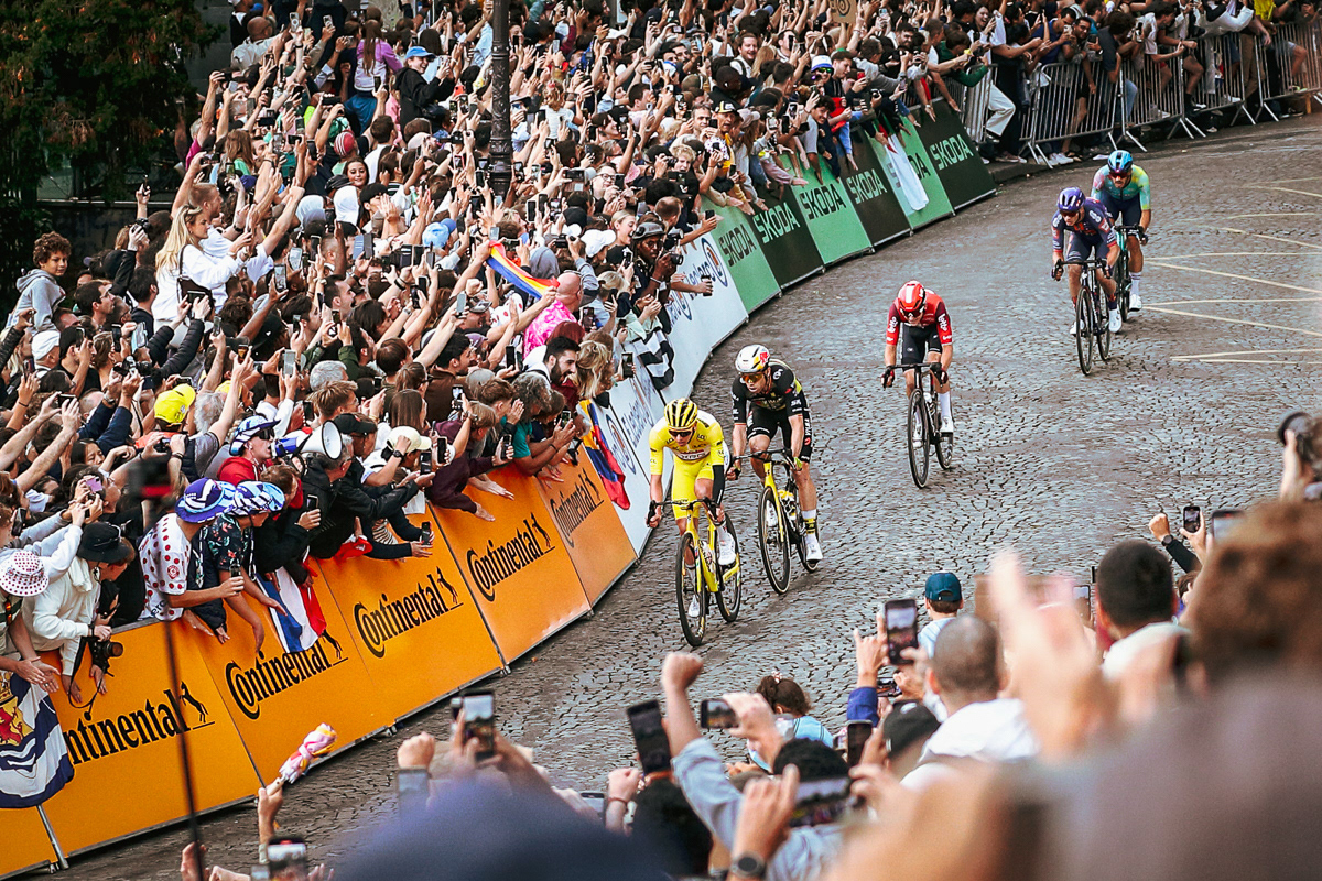 onder luid gejuich de eerste doorkomst met Pogacar op kop gevolgd door Van Aert