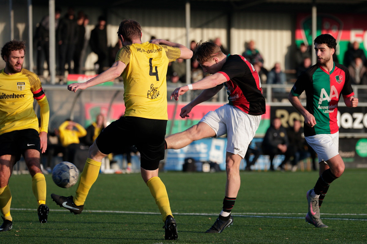 Aalsmeer tegen 10 man en Koster probeert het met een ferme uithaal