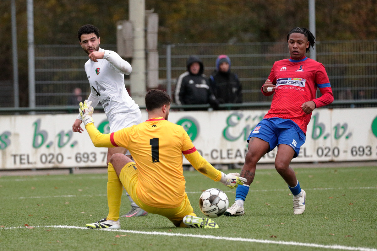 Aalsmeer heeft een sterke fase waarin Ouazzane zijn hand net tegen de bal krijgt op een inzet van Ahamout