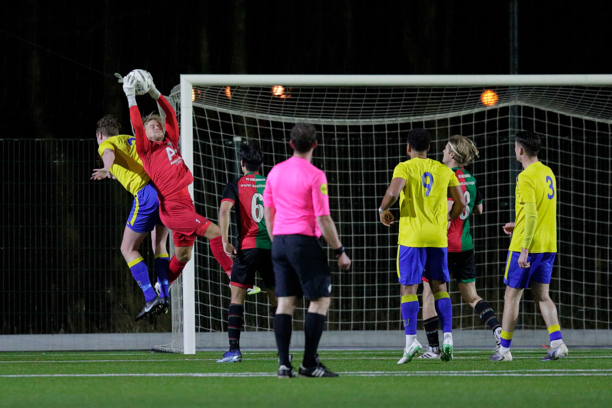 Haggerty plukt bal uit de lucht en voorkomt treffer
