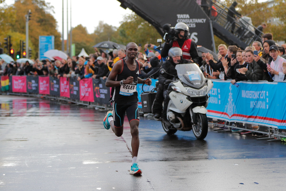 Joshua Belet alleen op weg naar de finish