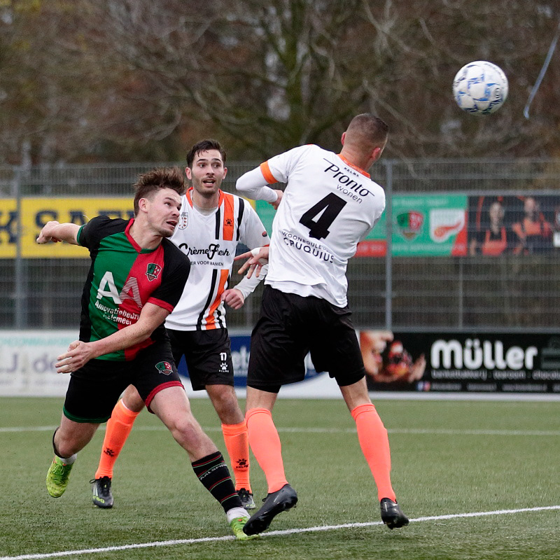 knappe kopbal van Vahle gaat net over