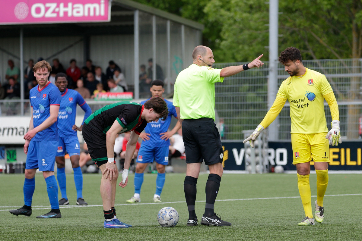 2 minuten later penalty na overtreding op Noordam in de 16
