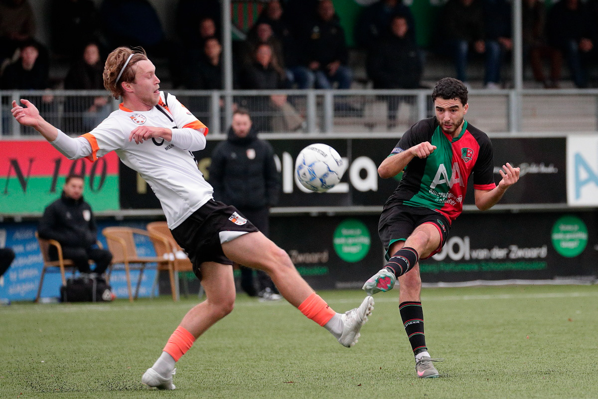 maar de schoten belanden op de lat en paal