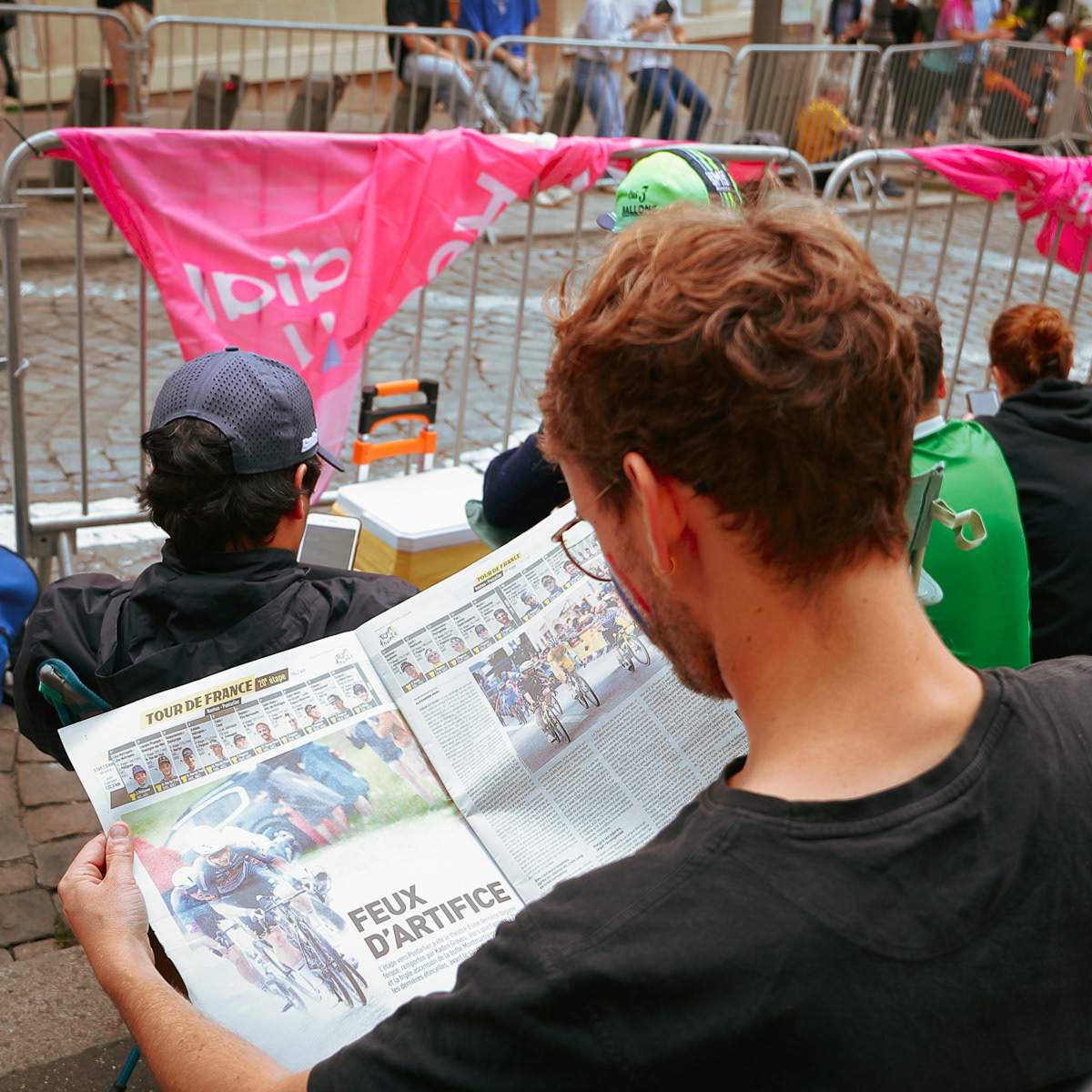 anderen hebben in de ochtend al een plekje gevonden en doden de tijd met het lezen van een krantje