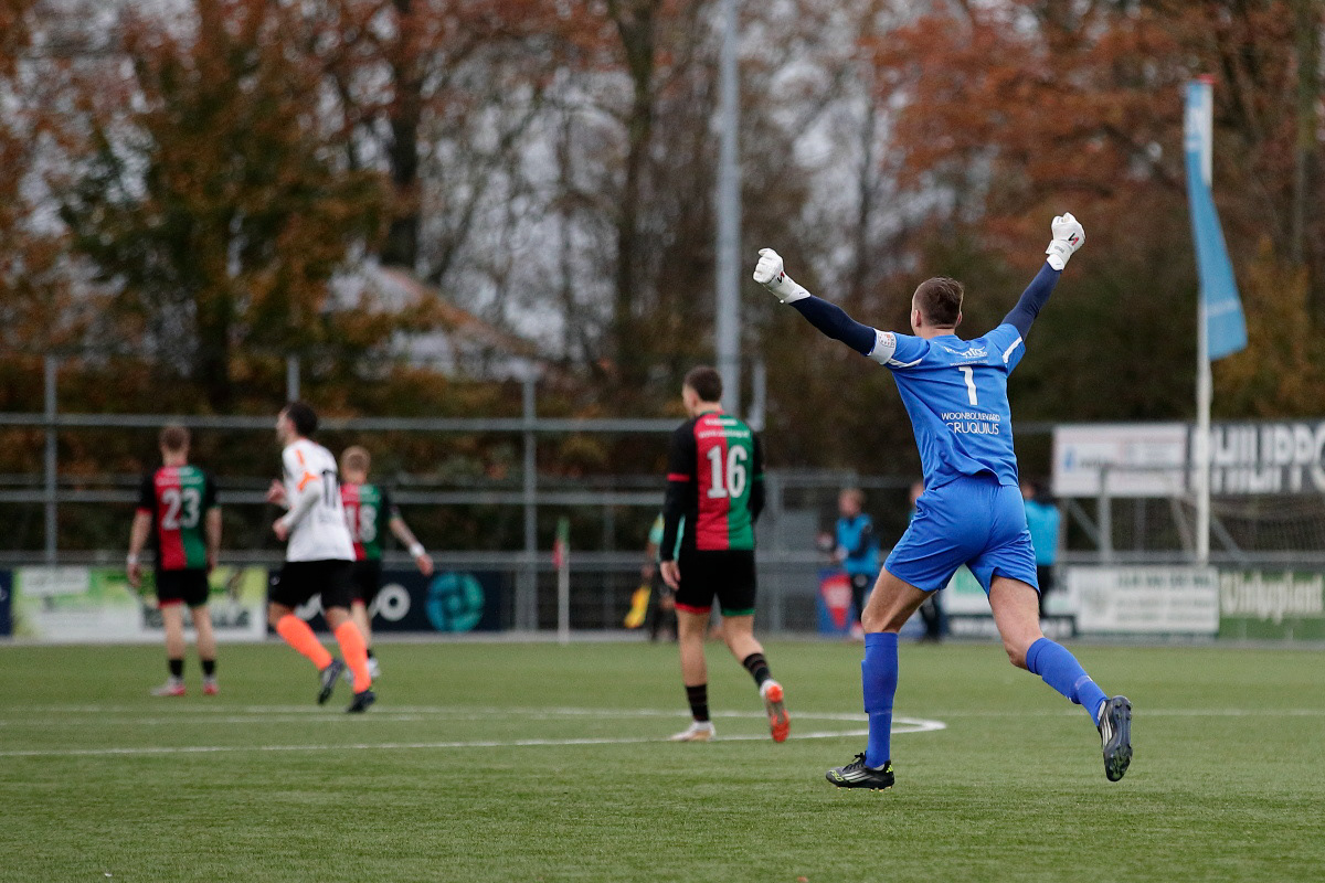 kort na rust loopt HBC verder uit, doelman Verhage loopt juichend richting teamgenoten