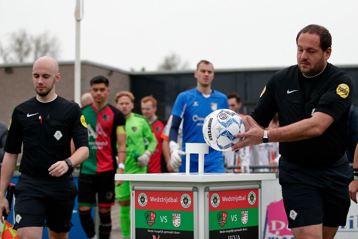 Arbiter Westhoff voorop met de wedstrijdbal voor de wedstrijd tegen HBC waar trainer Metgod afgelopen week de laan is uitgestuurd