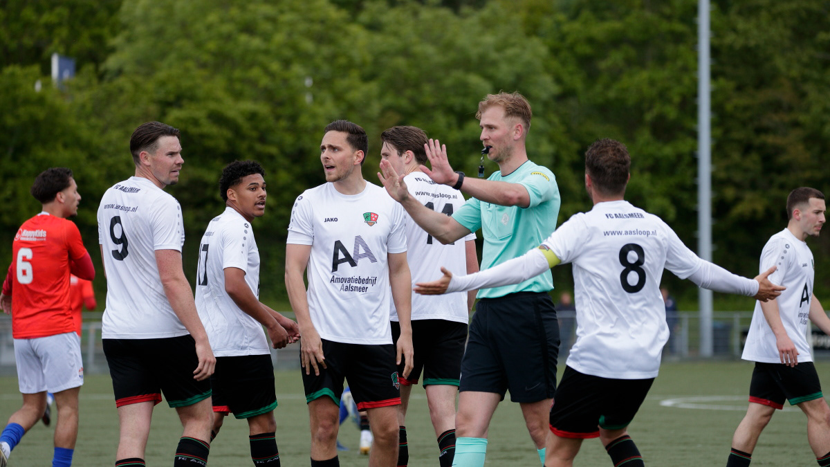 maar arbiter Lang ziet een 'duwfout' en geeft direct het eindsignaal. eindstand 1-0