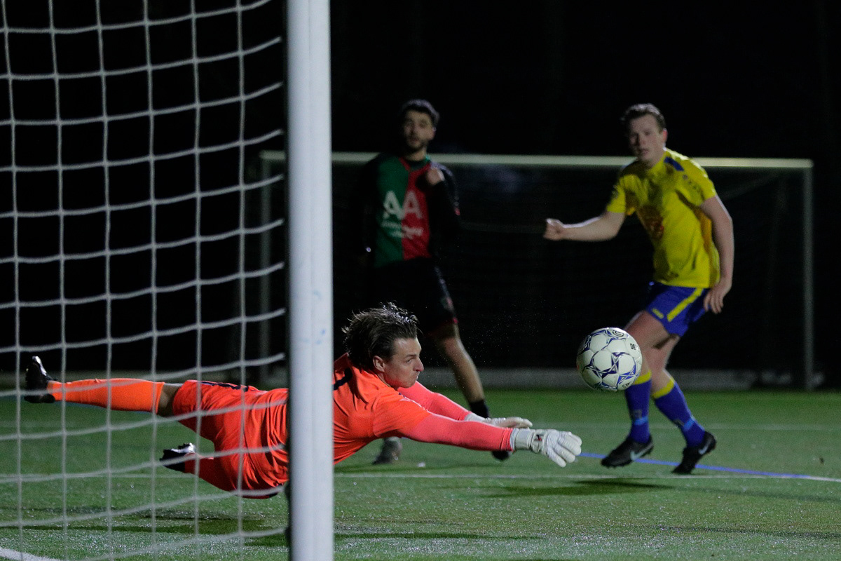 Ahamout met geplaatst schot in de verre hoek waar de keeper nog net zijn vingers tegenaan krijgt
