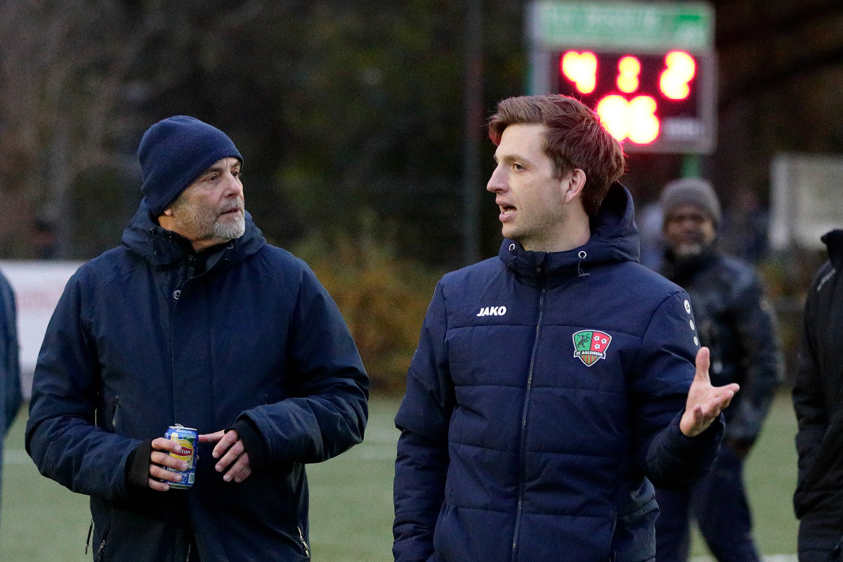 Beide trainers Tump en Plug in gesprek na afloop