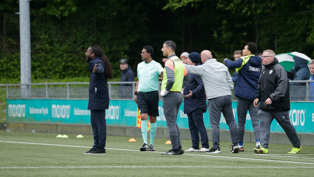 wederom stormt 'de thuisbank' het veld in