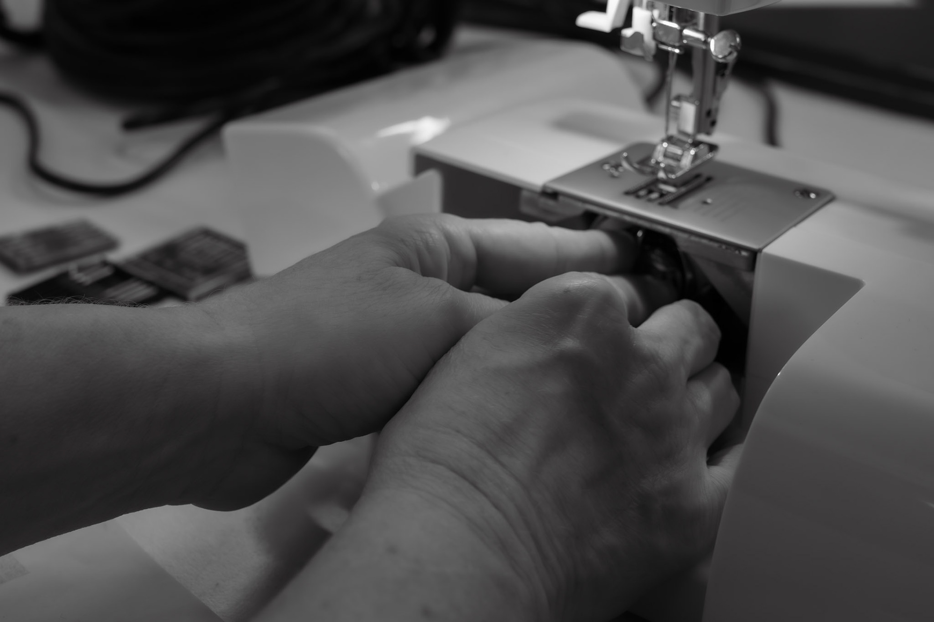 les mains dans la machine