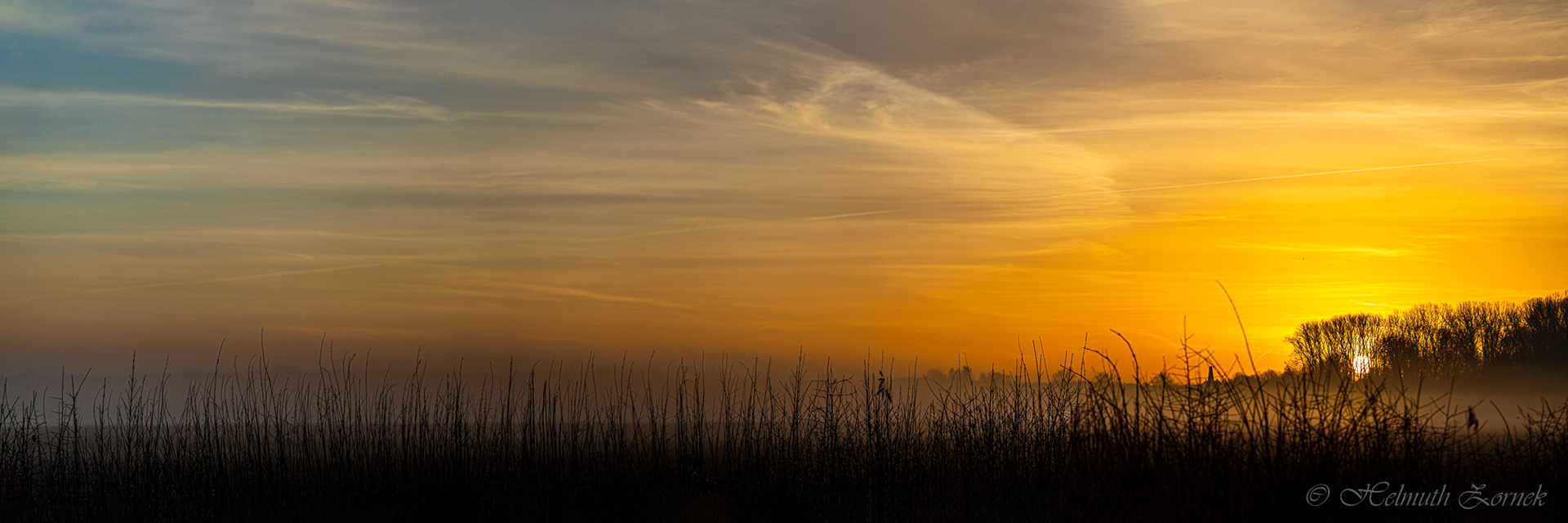Nebelschwaden bei Sonnenaufgang