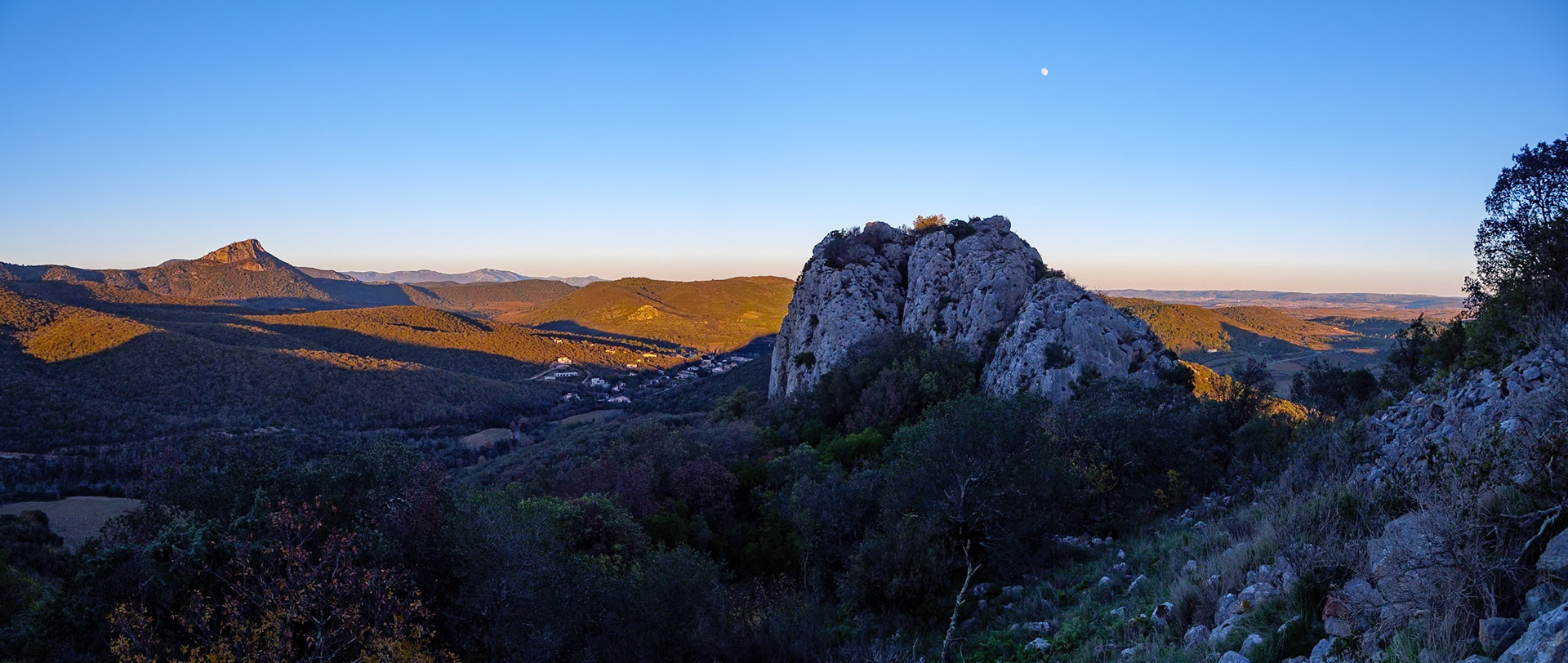 Le Vissou et le village depuis le château de Cabrières