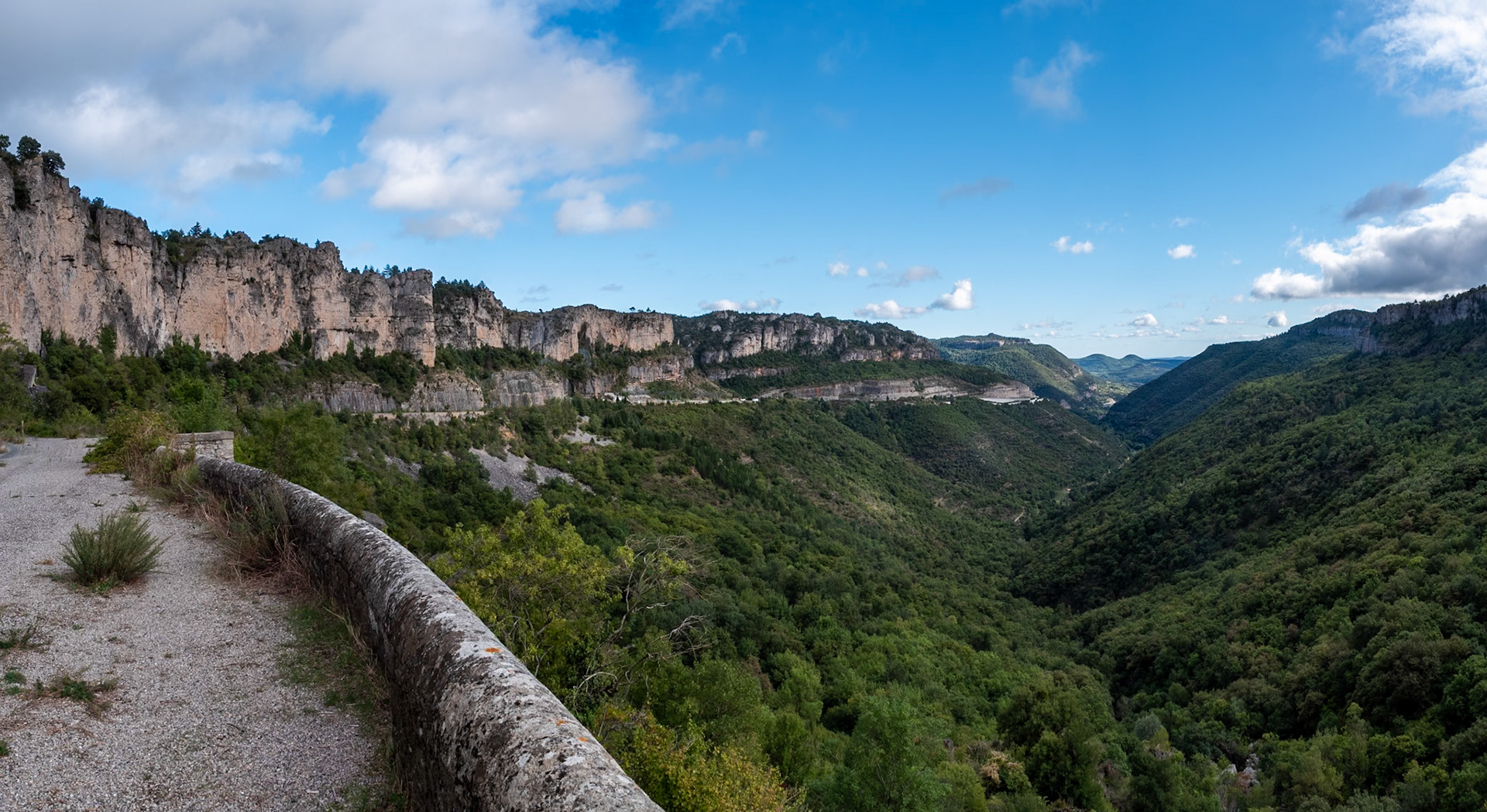 La descente du Pas de l'Escalette depuis l'ancien passage.