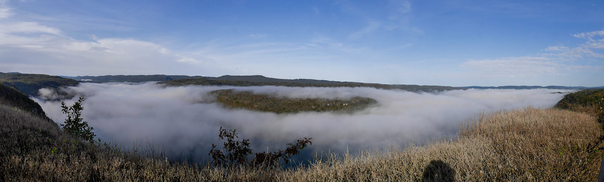 Lac de Vouglans dans le brouillard - belvédère du regardoir