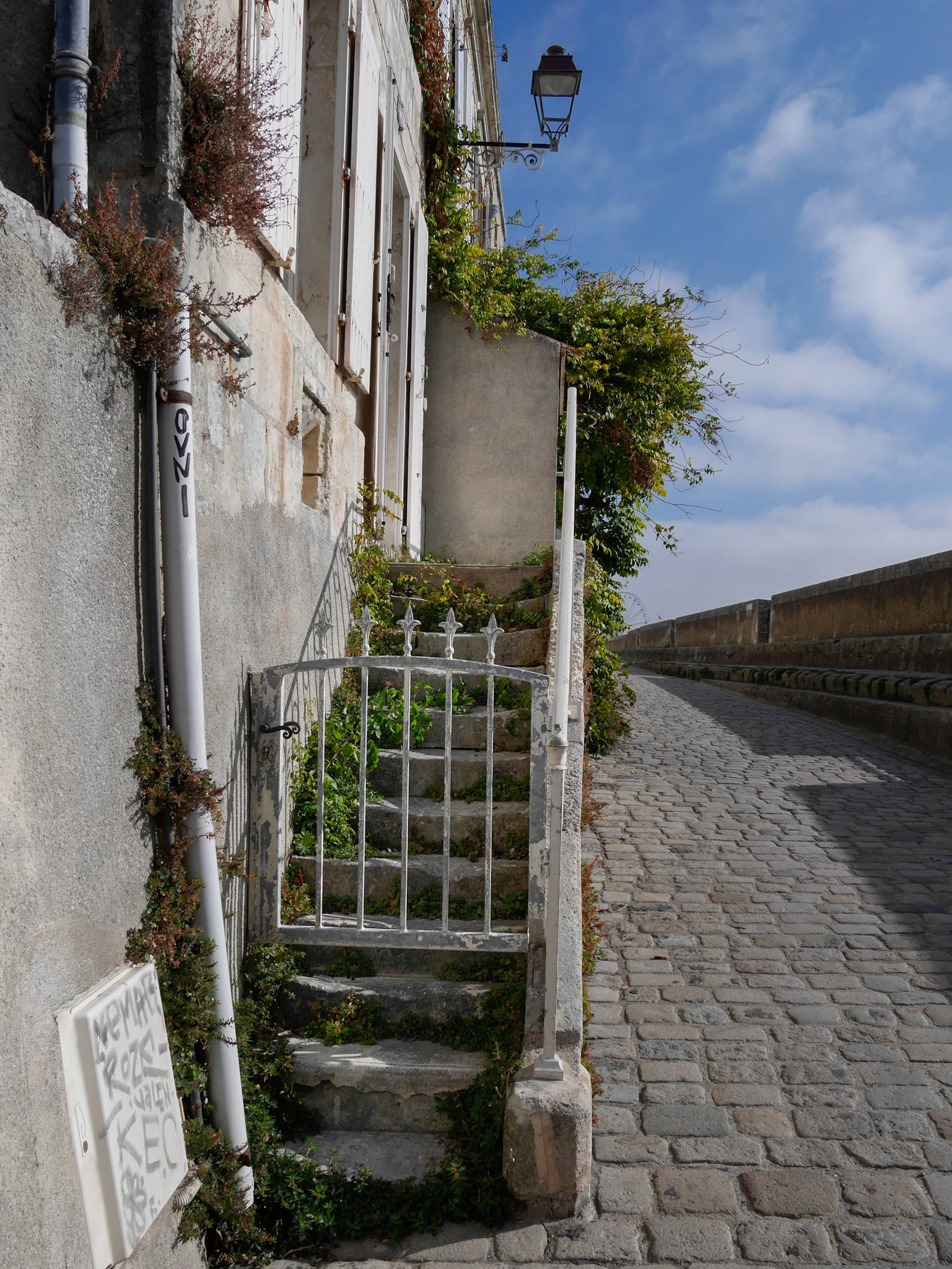 La Rochelle - rue sur les murs