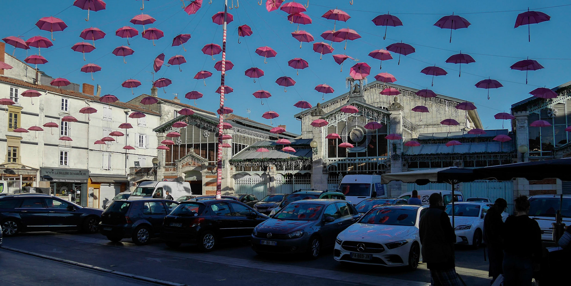 La Rochelle - parapluies devant le marché.
