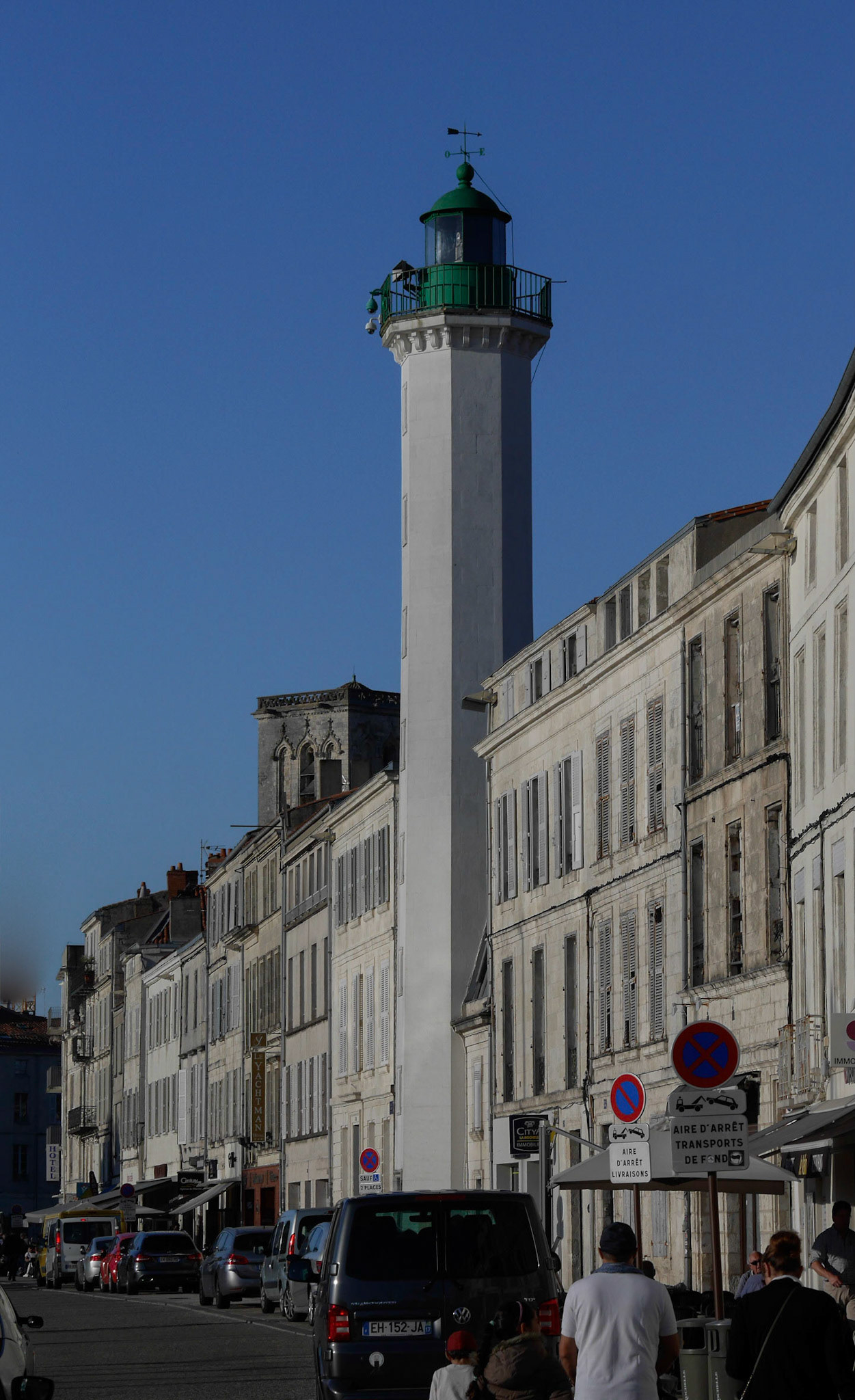 La Rochelle - le phare au soleil, de profil.