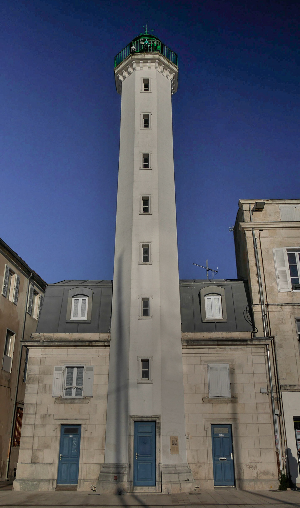 La Rochelle - le phare au soleil, de face.