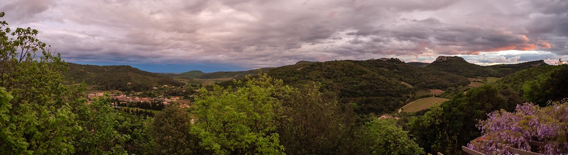 Vue de la maison sous un ciel tourmenté