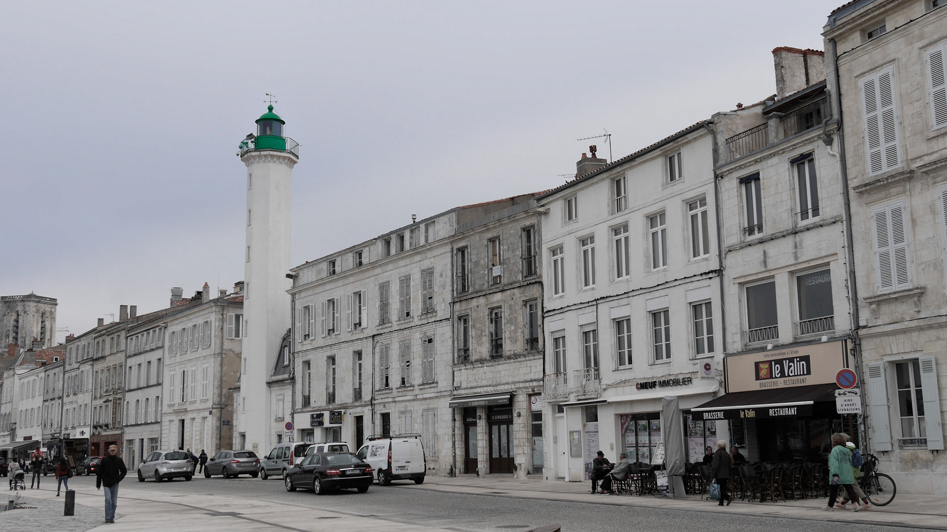 Phare du quai Valin dans la grisaille du matin